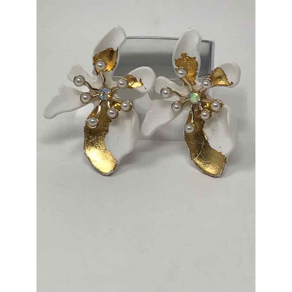 Fashion‎ White Pierced Flower Earrings with Gold and Pearls - Picture 1 of 1